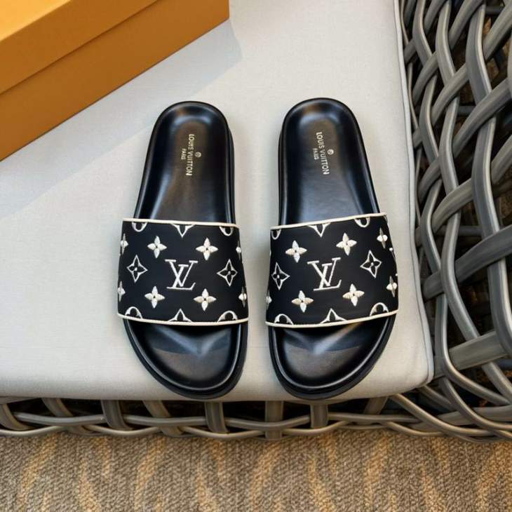 Picture of Louis Vuitton Slippers _SKULVsz38-45mnf03101422